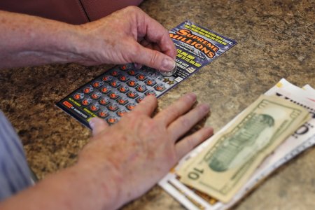 O femeie a castigat de doua ori in zece saptamani un premiu de 1 milion de <span style='background:#EDF514'>DOLAR</span>i la o loterie din Statele Unite