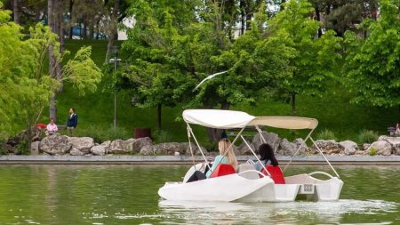 Plimbari gratuite pe lac, cu barca sau cu hi<span style='background:#EDF514'>DROB</span>icicleta, intr-un mare parc din Bucuresti, de Paste