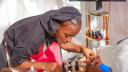 Regina manichiurii. O tanara din Nigeria a vopsit peste 4.000 de unghii in 72 de ore si asteapta ca performanta sa fie omologata de Cartea Recordurilor