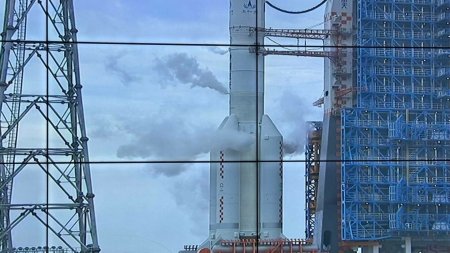China anunta o mare reu<span style='background:#EDF514'>SITA</span> dupa ce a lansat o sonda pentru a colecta esantioane de pe fata ascunsa a Lunii | Video