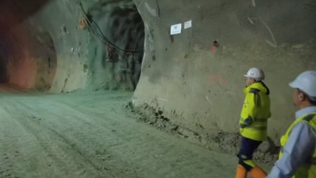 A fost forat primul kilometru de tunel din autostrada Pitesti-<span style='background:#EDF514'>SIBIU</span>. Imagini de pe santier – VIDEO