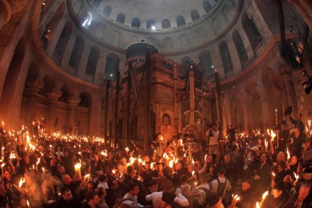 Lumina <span style='background:#EDF514'>SFANT</span>a, adusa de la Ierusalim sambata seara. La Catedrala Patriarhala va fi primita la ora 19.00