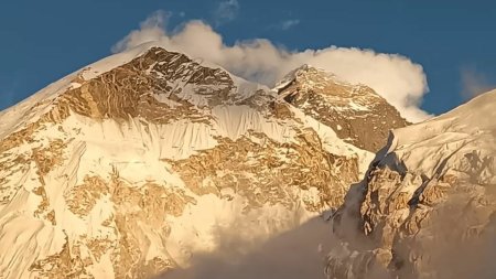Nepalul a limitat numarul de permise pentru escaladarea Everestului. Cat costa <span style='background:#EDF514'>OBTINEREA</span> unei ascensiuni