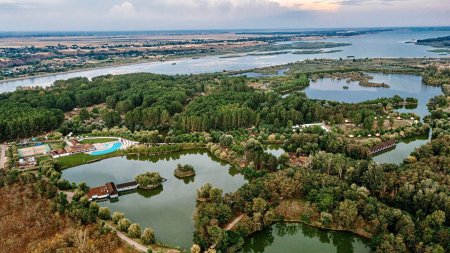 Delta Dunarii de pe Siret. Satul de vacanta de 82 de hectare, cu zoo, pescuit sportiv si kilometri de canale unde te poti plimba cu barca