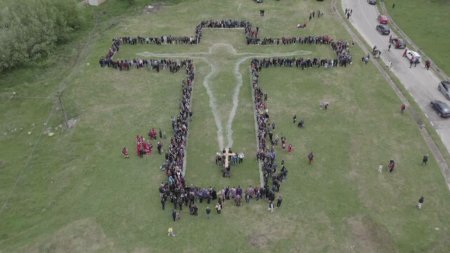 Procesiune unica in tara. Sute de oameni au mers pe jos 10 kilometri, iar unii au purtat pe brate o cruce uriasa