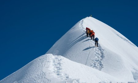 <span style='background:#EDF514'>NEPAL</span>: Justitia a ordonat limitarea numarului de permise pentru escaladarea Everestului