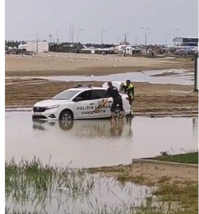 Masina a Politiei Locale Constanta, blocata in nisip, pe plaja. Un agent umbla descult, iar altul si-a pus saci de <span style='background:#EDF514'>GUNOI</span> peste incaltaminte | VIDEO