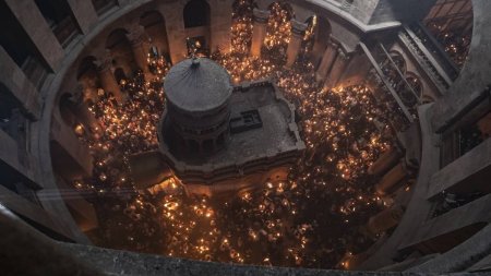 Momentul in care Lumina Invierii se aprinde la Biserica <span style='background:#EDF514'>SFANT</span>ului Mormant din Ierusalim