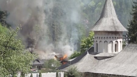 Incendiu puternic langa Mana<span style='background:#EDF514'>STIREA</span> Voronet din Suceava! Exista riscul ca focul sa se extinda