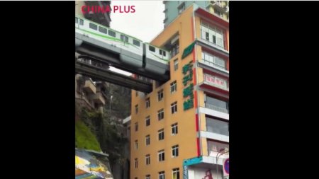 Cum vrea China sa aduca turisti din Romania. Imagini spectaculoase cu un tren care trece printr-un bloc de locuinte VIDEO