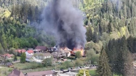 Incendiu langa Mana<span style='background:#EDF514'>STIREA</span> Voronet din Suceava! Pompierii se tem ca focul se poate extinde