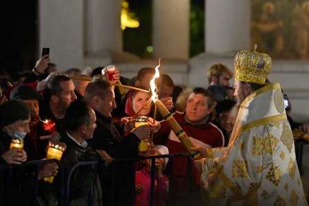 Programul Slujbei de Inviere de la Patriarhie. <span style='background:#EDF514'>SFANT</span>a Lumina se da la miezul noptii