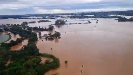 Bilantul victimelor inundatiilor din Brazilia urca la 56 de mort<span style='background:#EDF514'>I. Z</span>eci de persoane sunt date disparute