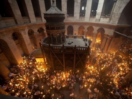 Aeronava care aduce Lumina Sfanta din Ierusalim a aterizat in Romania