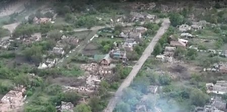 Imagini surprinse cu drona arata un sat ucrainean in ruine in timp ce localnicii fug din calea rusilor VIDEO