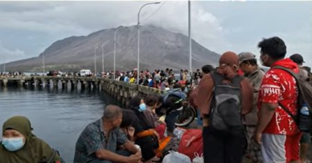 Indonezia: Mii de persoane au fost <span style='background:#EDF514'>EVACUAT</span>e in urma eruptiei vulcanului Ruang VIDEO
