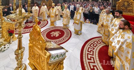 Patriarhul Daniel, la Slujba Invierii: Iisus cel Inviat din morti este permanent prezent in Biserica Sa