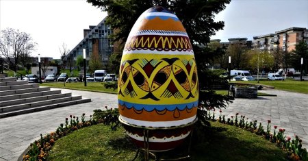 Orasul din Romania care a fost decorat cu oua gigant! Unde le pot admira romanii?