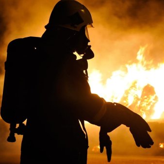 Un om a murit in noaptea de Inviere, in incendiul pornit de la o lumanare, care i-a cuprins apartamentul, in Bucuresti