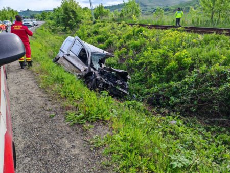 A<span style='background:#EDF514'>CCIDENT MORTAL</span> in ziua de Pasti: masina condusa de un barbat a fost lovita de tren in Sibiu