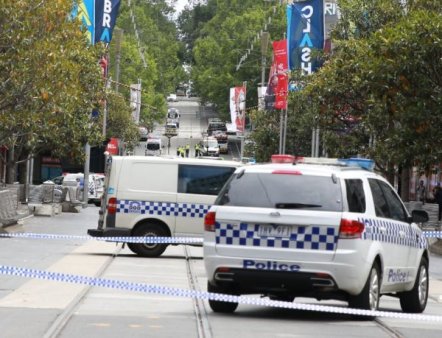 Posibil act terorist in Australia dupa ce un tanar a injunghiat un barbat. Adolescentul, <span style='background:#EDF514'>IMPUSCA</span>t