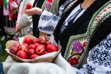 Pastele ortodox: udatul cu parfum, cocosul alb, pocnitorile, cosul pascal! Obiceiuri si traditii