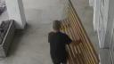 Barbat, filmat cand fura o banca din fata unei clinici, in Cluj-Napoca: 