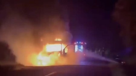 O ambulanta aflata in misiune a luat foc in noaptea de Inviere, in Mures. <span style='background:#EDF514'>PACIENT</span>a, salvata in ultimul moment din masina in flacari