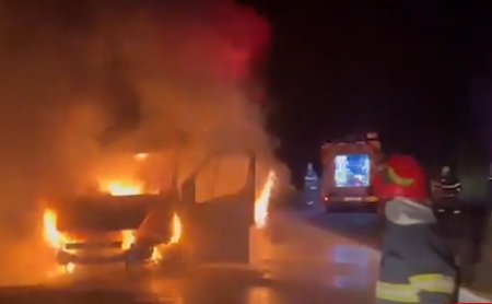 O ambulanta care ducea o femeie la spital a luat foc in noaptea de Inviere, in Mures. <span style='background:#EDF514'>PACIENT</span>a, salvata in ultimul moment