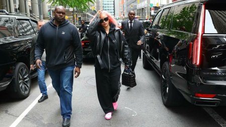 Rihanna si-a uimit fanii cu noul look. Cum a fost vazuta vedeta pe strazile din New York inainte de Met Gala. <span style='background:#EDF514'>GALERIE</span> FOTO