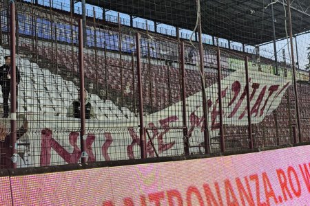 Mesajul aparut in locul <span style='background:#EDF514'>GALERIE</span>i Rapidului la meciul cu CFR Cluj, in timp ce Sucu isi ocupa locul la oficiala
