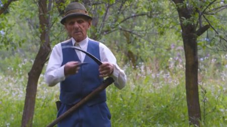 La 102 ani, veteranul de razboi din Buzau inca coseste iarba: Varsta nu il opreste din activitatile preferate