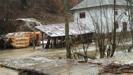 Trei masini au fost luate de viitura intr-o localitate din Prahova