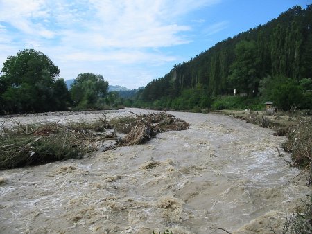 Urgie in judetul Prahova: masini luate de viitura