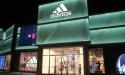 Adidas isi propune sa profite de cererea mare pentru pantofii sai Samba si pantofii multicolori Gazelle