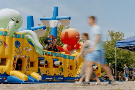 Castel gonflabil luat de ciclon si aruncat in fluviul Elba, la Magdeburg. 6 copii au fost raniti