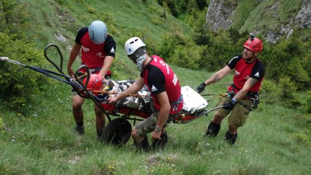 <span style='background:#EDF514'>INTERVENTII</span> pe munte, in prima zi de Paste. Patru persoane au ajuns la spital, dupa ce au fost salvate