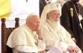 Doi batrani in vesminte albe au reusit sa imblanzeasca istoria. 25 de ani de la vizita Papei Ioan Paul al II-lea in Romania