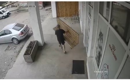 Un barbat a fost filmat cand fura o banca de lemn din fata unei clinici veterinare din Cluj-Napoca. Mesaj viral pe Facebook
