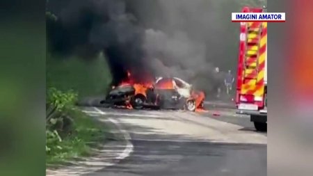 Accident bizar in Maramures. O masina a ars ca o <span style='background:#EDF514'>TORT</span>a dupa ce a lovit poarta unui restaurant