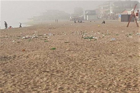 Dezastru ecologic la Vama Veche dupa minivacanta: Plaja transformata in groapa de <span style='background:#EDF514'>GUNOI</span>
