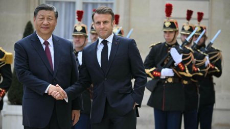 Cum a fost primit Xi Jinping la Palatul Elysee. Gestul controversat facut de Emmanuel Macron <span style='background:#EDF514'>GALERIE</span> FOTO