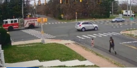 O fetita de 3 ani a fost salvata in ultima clipa, inainte de a intra intr-o intersectie aglomerata, de frizerii eroi, in SUA | VIDEO
