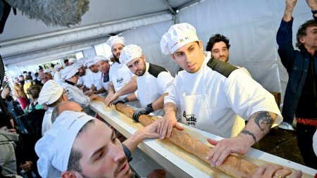 Francezii au intrat in Cartea Recordurilor. Au facut cea mai lunga bagheta din lume si au invins Italia. FOTO&VIDEO