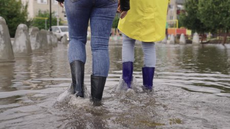 <span style='background:#EDF514'>COD GALBEN</span> de inundatii pe rauri din sase judete, pana luni seara. Avertismentul hidrologilor