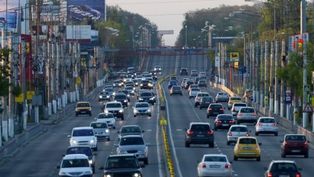 Aglomeratie pe DN1 si Autostrada <span style='background:#EDF514'>SOARELUI</span>, spre Bucuresti! Rute alternative pentru soferii care se intorc din minivacanta de Paste