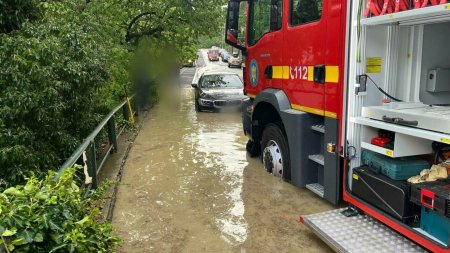 Rupere de nori in Sinaia. O portiune dintr-o strada a fost acope<span style='background:#EDF514'>RITA</span> cu apa. Pompierii au fost solicitati sa intervina. FOTO