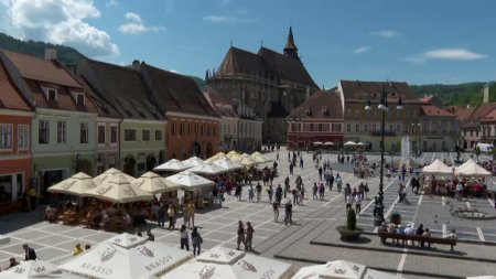 Turisti din toata tara au umplut terasele din Brasov in ultima zi din vacanta de Paste. Profitam de soare