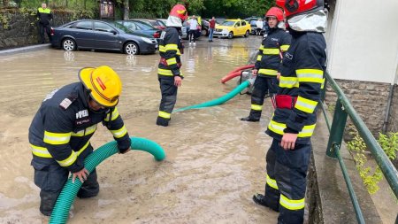 Rupere de nori in Sinaia. Pompierii intervin pentru a debloca strazile inundate