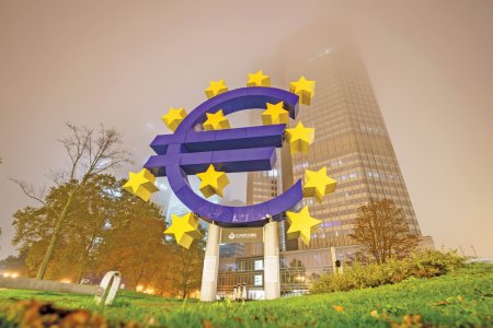 Motivele pentru care cele mai puternice banci centrale din lume, Fed si BCE, nu au directii clare pentru dobanzi si cum euro ar putea ajunge marele pierzator